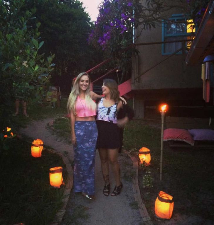 Manu e Paula em dia de festa no Paikea Hostel